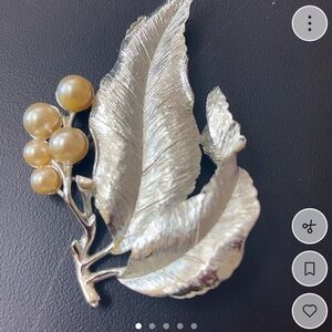 Sarah Coventry Leaf Brooch